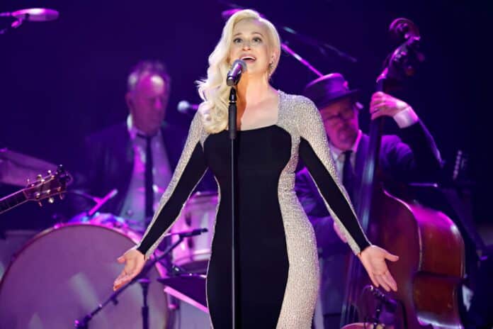 Kellie Pickler Returns to Stage